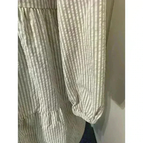 Vinyard Vines Performance Khaki Seersucker long sleeve Tier Dress Size Medium - Picture 8 of 8